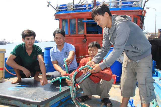 Tin tức trong ngày - 4 tàu "lạ" chèn ép, cướp tài sản tàu cá VN trên biển Hoàng Sa