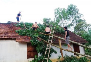 Tin tức trong ngày - Hà Tĩnh: Lốc xoáy, hàng trăm ngôi nhà tốc mái trong “chớp mắt”