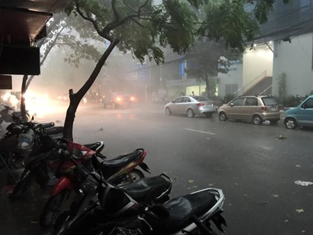 Tin tức trong ngày - Hà Nội: Nhiều nơi mất điện do “cơn cuồng phong“