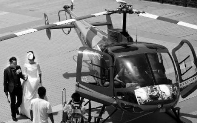 Tin tức trong ngày - Cặp uyên ương TQ đám cưới trên trực thăng ở độ cao 400m