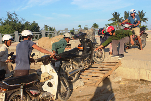 Tin tức trong ngày - Ảnh: Liều mạng qua cầu đang thi công dở ở Quảng Nam