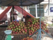 Thị trường - Tiêu dùng - Thanh long 10.000 đồng/3kg, đu đủ bị đốn hàng loạt