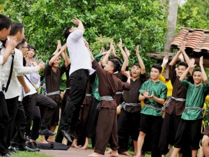 Bạn trẻ - Cuộc sống - Ảnh kỷ yếu “trai làng quyết giữ gái làng” đậm chất miền Tây