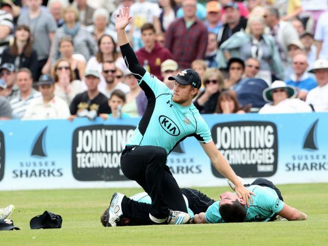 Thể thao - Va chạm kinh hoàng, 2 VĐV nhập viện khẩn cấp