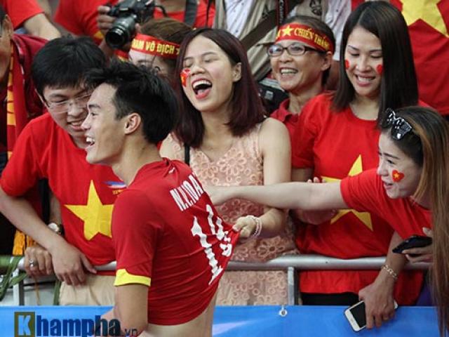 Bóng đá - Đại thắng Indonesia, U23 Việt Nam bị fan nữ "lột" áo