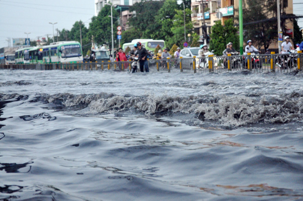 Tin tức trong ngày - Ảnh: Đường ngập, người Sài Gòn bì bõm ngày đầu tuần