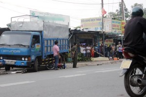 Tin tức trong ngày - Đứng trên vỉa hè, 2 cha con vẫn bị xe tải kéo lê nhiều mét