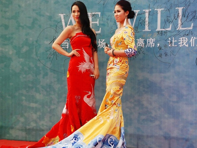 Bạn trẻ - Cuộc sống - Sinh viên ăn mặc như sao dự lễ tốt nghiệp