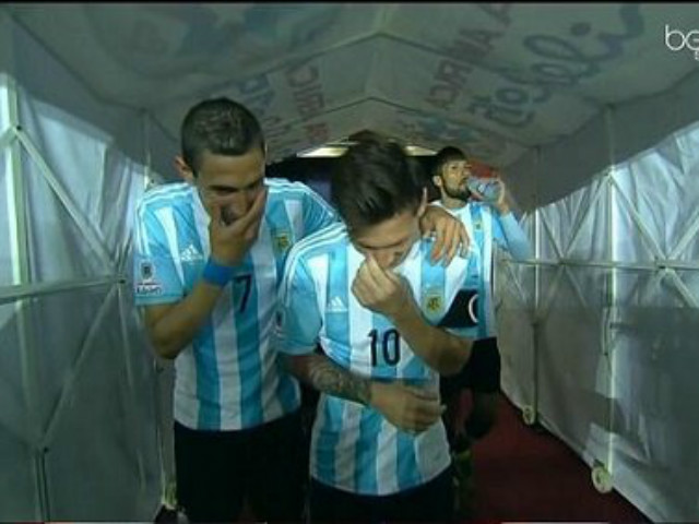 Các giải bóng đá khác - Messi, Di Maria dính nghi án &quot;chế nhạo&quot; HLV
