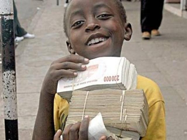 Tài chính - Bất động sản - Vì sao "tỷ phú" Zimbabwe không thích đổi tiền?