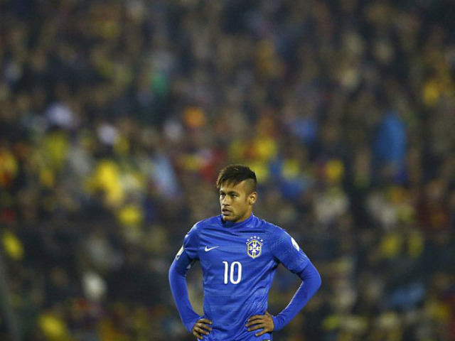 Bóng đá - Neymar bị đuổi vì sút bóng, húc đầu vào mặt đối phương