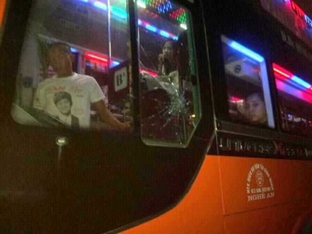 Pháp luật - Vụ "thuê côn đồ đánh tài xế bất tỉnh": Đình chỉ 2 xe khách