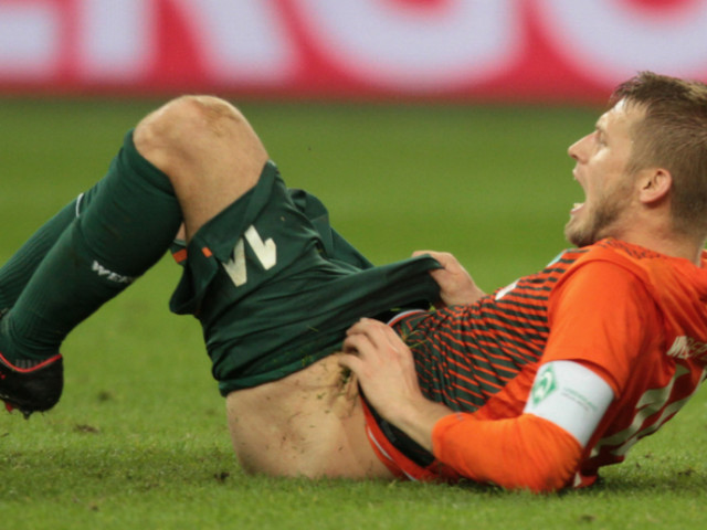 Bóng đá - Khó đỡ với những tai nạn bóng đá "không thể tin nổi"
