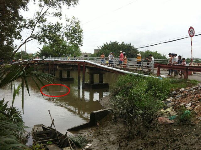 Tin tức trong ngày - Thấy xác chết "bơi" về, cần thủ buông cần bỏ chạy