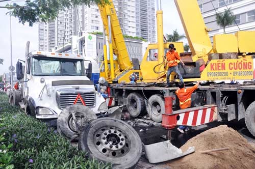 Tin tức trong ngày - TPHCM: Xe bồn bất ngờ đổ ập, nhiều người thoát chết