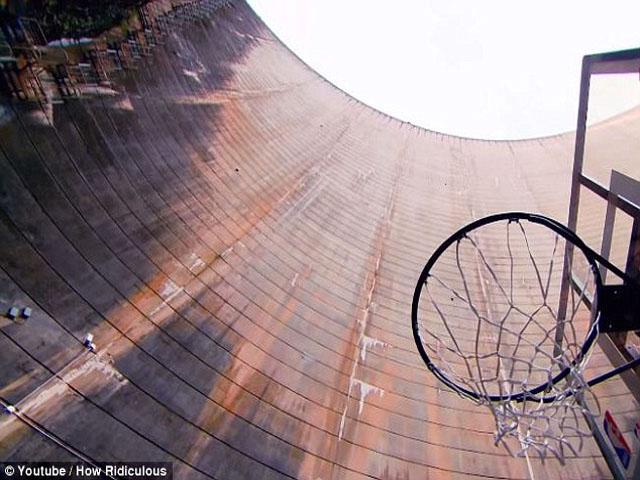 Video: Kỷ lục ném bóng rổ ở độ cao 126,5 mét