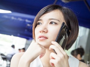 Thời trang Hi-tech - Hotgirl dịu dàng bên smartphone giá rẻ