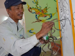 "Dị nhân" vác bộ móng 50cm đi tô rồng vẽ phượng