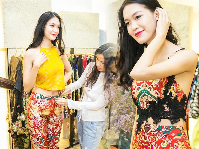 Hoa hậu Thùy Dung đẹp yêu kiều với áo yếm gấm