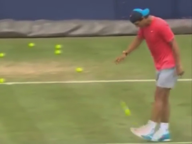 Tennis 24/7: Nadal tâng bóng tennis bằng chân điêu luyện
