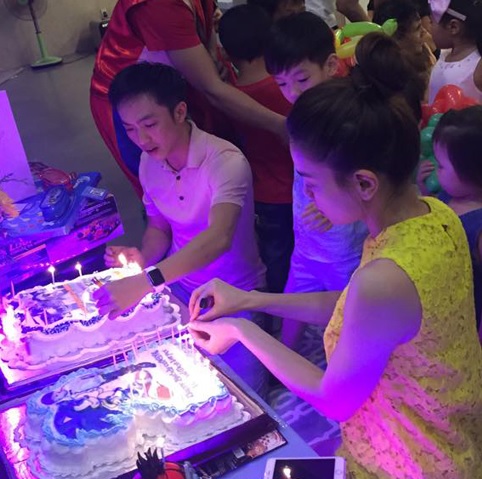 Người mẫu - Hoa hậu - Hà Hồ, Quốc Cường vui vẻ trong sinh nhật con trai