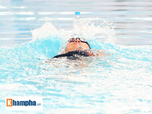 Thể thao - Ánh Viên trổ tài giữ thăng bằng chai nước khi bơi