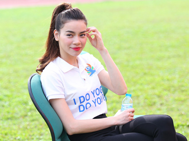 Người mẫu - Hoa hậu - Hà Hồ rạng rỡ tập Yoga trước 3000 người