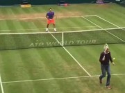 Thể thao - Federer “đứng hình” vì cú tweener của nhà báo