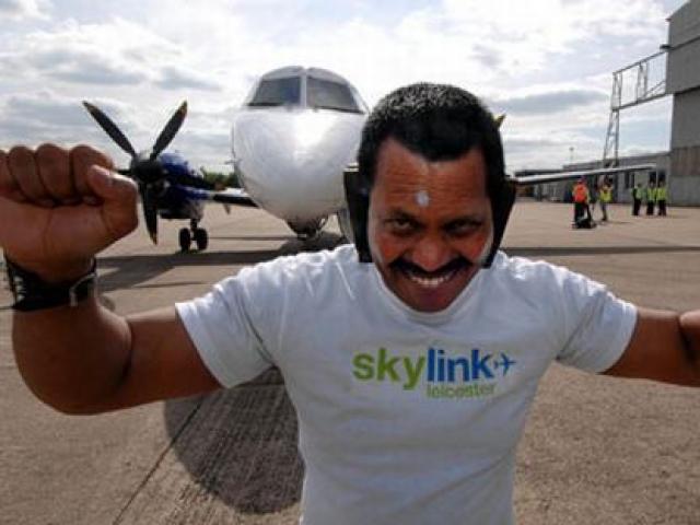 Phi thường - kỳ quặc - Gặp gỡ "siêu nhân" kéo máy bay 92 tấn bằng... tai