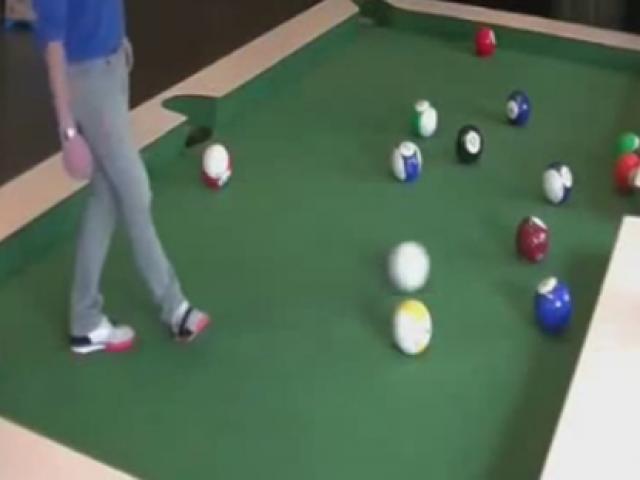 Billard - Snooker - Độc & lạ: Chàng trai chơi bi-a bằng chân cực đỉnh