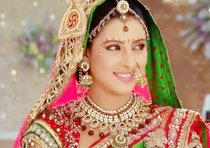 Phim - "Choáng" với trang sức nặng trĩu của "Cô dâu 8 tuổi"