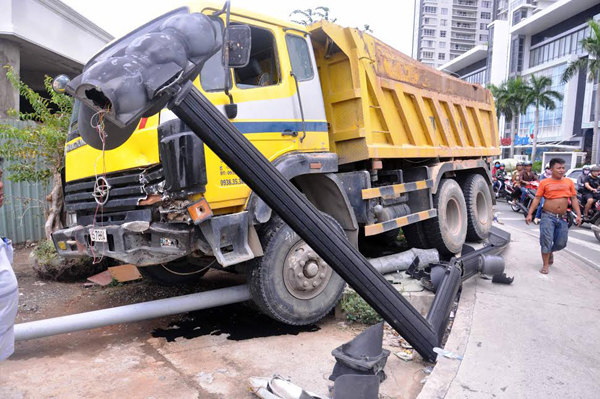 Tin tức Việt Nam - TP.HCM: Xe ben “đại náo” giao lộ, 2 người bị thương