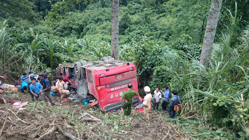 Tin tức trong ngày - Quảng Nam: Xe khách chở 45 người lao xuống vực đèo Lò Xo