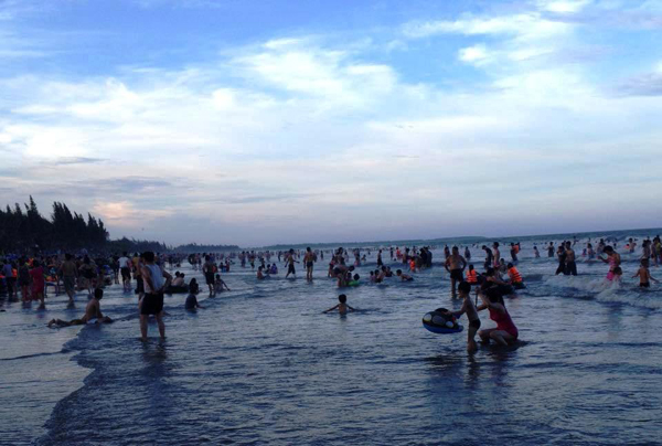 Tin tức trong ngày - Đi tắm biển, ông tử vong, cháu mất tích