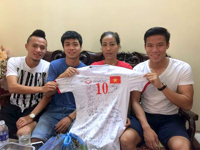 Bóng đá - Công Phượng tặng "nữ hoàng chạy vượt rào" áo đặc biệt