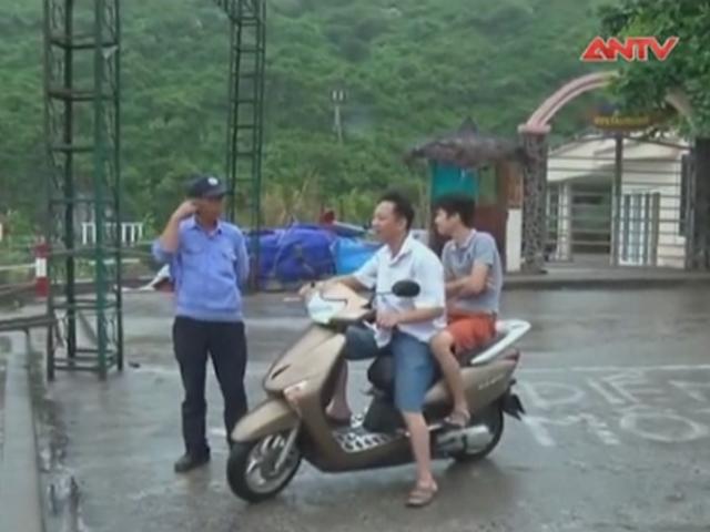 Bản tin 113 - Khách du lịch ở Cát Bà hiếu kỳ ra bãi tắm… xem bão số 1