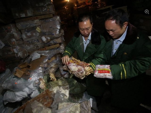 Tin tức trong ngày - TQ: Suýt ngất vì thịt thối đông lạnh 40 năm