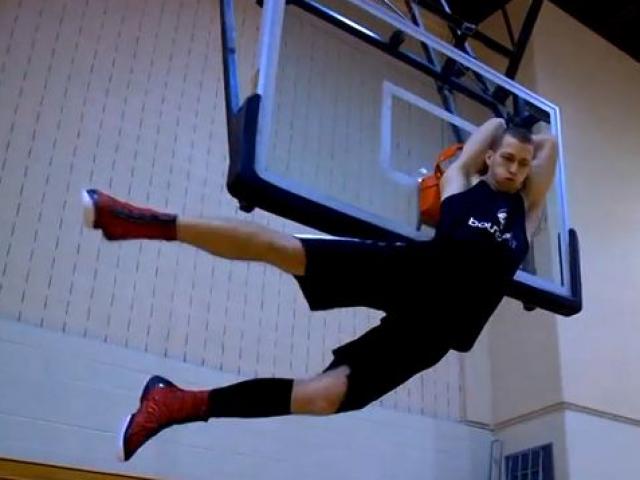 Thể thao - Pha úp rổ làm 5 triệu người "thổn thức"