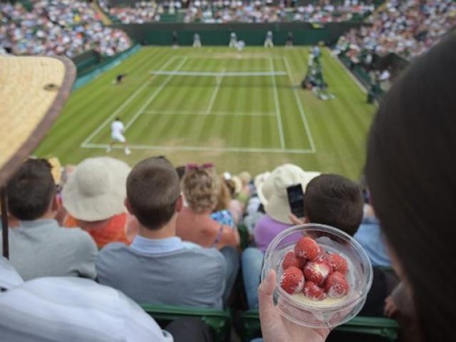 Thể thao - Tin HOT 24/6: Món dâu tây ở Wimbledon