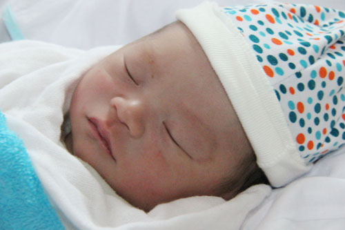 Tin tức trong ngày - Bé trai sơ sinh còn dây rốn bị bỏ rơi cạnh cổng chùa