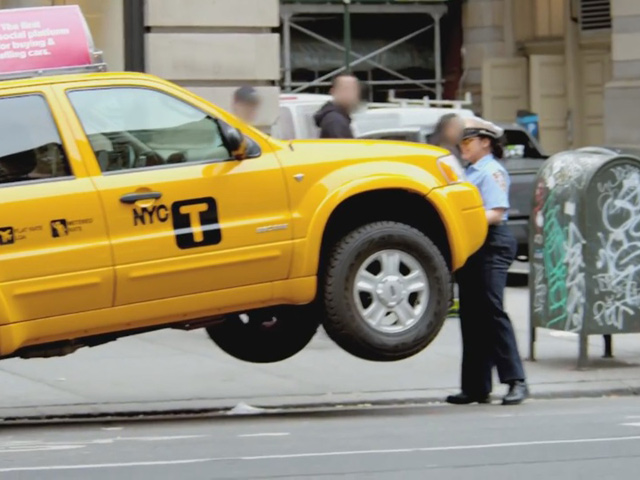 Cười 24h - Cô gái nâng xe khiến người dân “há hốc mồm“