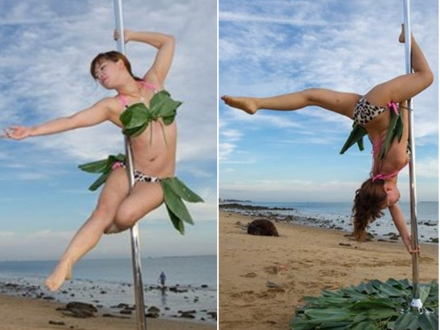 Bạn trẻ - Cuộc sống - Gái trẻ mặc bikini lá dong múa cột giữa biển