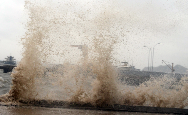 Tin tức trong ngày - Bão số 1 khiến 7 người chết, 4 người mất tích