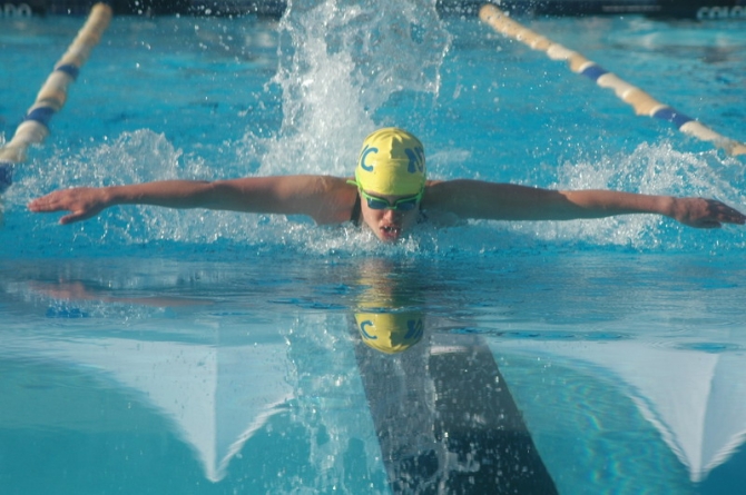 Sức khỏe đời sống - Đi bơi bị đau mắt đỏ vì trong hồ bơi có nước tiểu