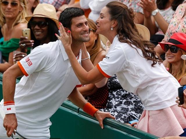 Thể thao - Djokovic cởi áo tặng fan nữ, nhận lại 1 nụ hôn