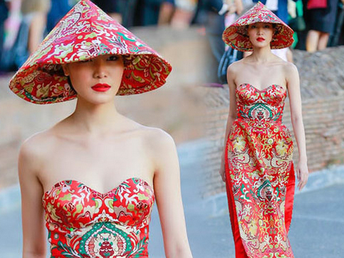 Người mẫu - Hoa hậu - Hoa hậu Thùy Dung thu hút với áo dài cúp ngực ở Ý