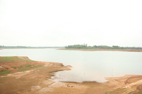 Tin tức trong ngày - Bé 2 tuổi sống sót thần kỳ trên lưng người mẹ chết đuối