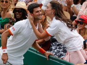 Thể thao - Djokovic cởi áo tặng fan nữ, nhận lại 1 nụ hôn