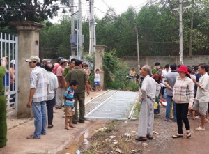 Tin tức trong ngày - Sập hàng rào sắt, bé trai 7 tuổi bị đè chết