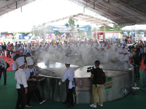 300 đầu bếp chinh phục siêu lẩu lớn nhất Việt Nam